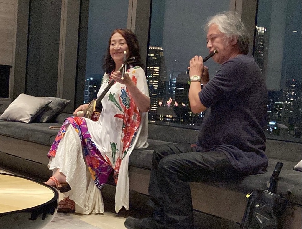 大関ジュンコ（唄、二胡、三線）と佐藤智彦（アイリッシュ フルート）によるユニット
